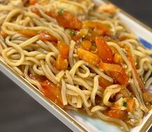 Лапша жареная с яйцом и томатами