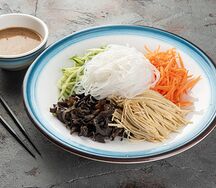 Салат из рисовой лапши