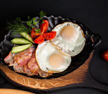 Яичница с беконом и овощами