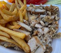 Мясо гриль и картофель фри
