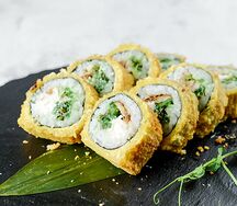Жареный ролл Хот с курицей и чукой
