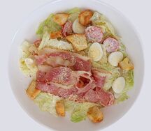 Салат Цезарь с беконом
