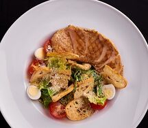 Салат цезарь с курицей