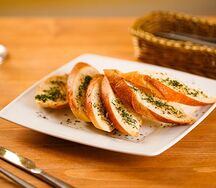 Гренки с зелёным чесночным маслом