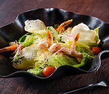 Салат цезарь с креветками