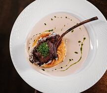 Корейка оленя на картофельном пироге с капустой и грибами