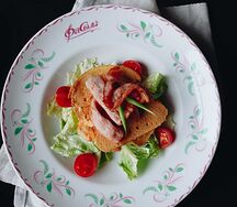 Салат Турецкий с жареным беконом и курицей