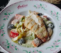 Салат Цезарь с тёплым куриным филе