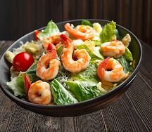 Салат Цезарь с креветками