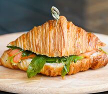 Мини круассан с копченой форелью