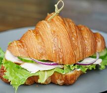 Круассан с копченой курицей