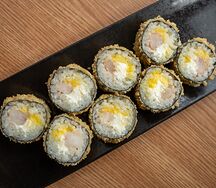 Жареный ролл с креветкой и манго