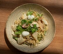 Салат с цыплёнком и хрустящей лапшой