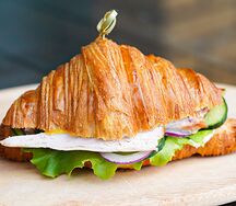Мини-круассан с копченой курицей