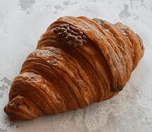 Круассан с вареной сгущенкой