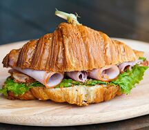 Мини круассан с ветчиной