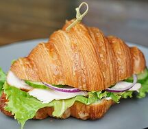 Круассан с копчёной курицей