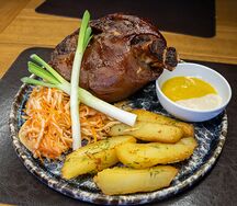 Рулька баварская с картофелем и маринованной капустой
