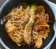 Лапша яичная с овощами и курицей