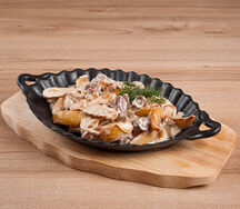 Сковородка с куриными сердечками и грибами
