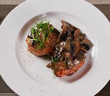 Медальоны из свинины с грибным соусом