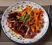Куриные бедра гриль с бататом фри и томатным соусом