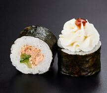 Шапка-маки с лососем в соусе барбекю