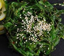 Салат Чука с кунжутным соусом