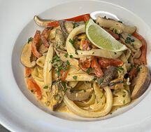 Паста Том ям с морепродуктами и шиитаке
