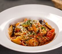 Паста с баклажаном, чесноком и томатами