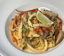 Паста Том ям с морепродуктами и шиитаке