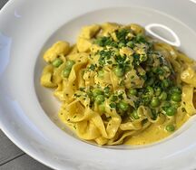 Паста Карри с курицей и зелёным горошком