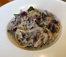 Паста со свининой, грибами и перечным соусом