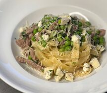 Паста с говядиной и горошком