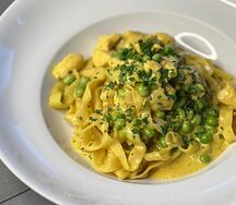Паста Карри с курицей и зелёным горошком