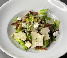 Лёгкий салат с вялеными томатами и оливками