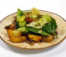 Салат с картофелем и вялеными томатами