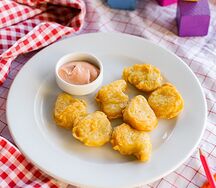Куриные наггетсы с розовым соусом