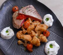 Филе тунца с печёной цветной капустой и трюфельным соусом