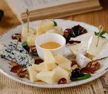 Сырный сет с элитными сырами, сезонными фруктами, медом и орехами