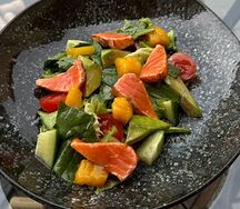 Салат с семгой, манго, кунжутом и лимонной заправкой
