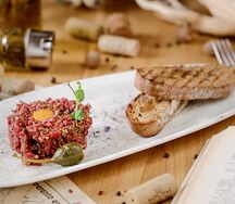 Тартар из говядины с каперсами и пряным соусом