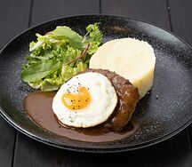 Бифштекс с яйцом и картофельным пюре