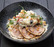Немецкий салат с трюфельным соусом и рулькой