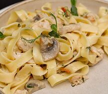 Феттуччине с грибами и курицей
