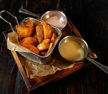 Картофельные дольки с чесноком и травами