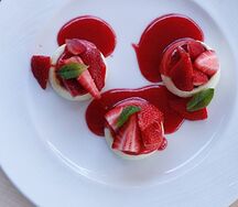 Сырники с клубникой и сметаной