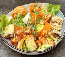 Салат с хрустящим баклажаном и креветкой