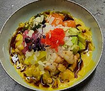 Поке с тунцом, лососем и креветкой