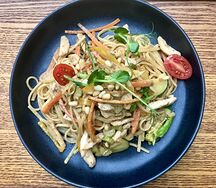 Лингвини с курицей, овощами, ореховым соусом и кедровыми орехами